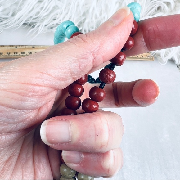 Bohemian Island chic large shell pendant, stretch, beaded colorful necklace - Picture 7 of 13